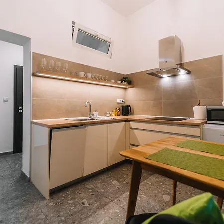 Modern Living In Centre *